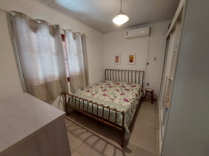 חדר שינה ראשי: מיטה זוגית בגודל קווין סייז, מיזוג אוויר, מלתחה ושידה.