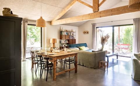 Popular Airbnb listing: Agroecological farm with 4 bedrooms and a dormitory in Cavaillon