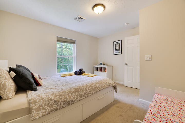 Chumba cha kulala 2 
queen na vitanda vya watoto wadogo