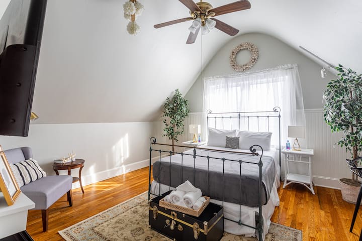 Sleep well, relax better: room with Smart TV and ideal environment to disconnect.