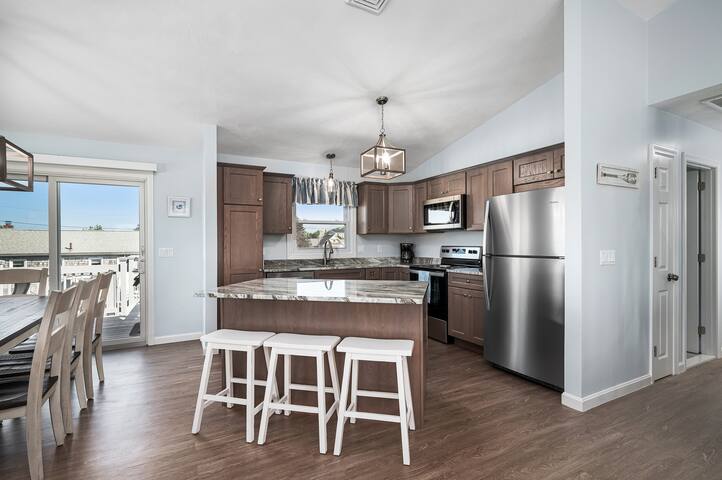 6 BR Beach Home with AC! Walking distance to Beach gallery image 2