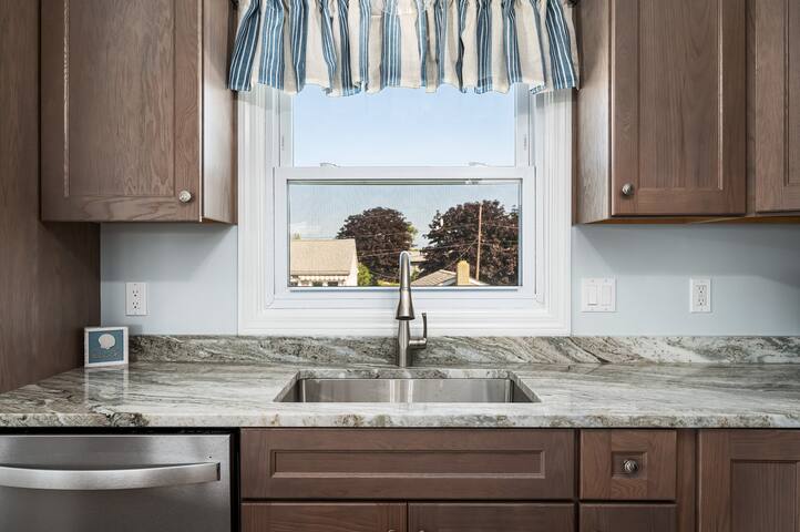 6 BR Beach Home with AC! Walking distance to Beach gallery image 4