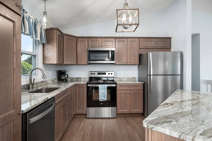 6 BR Beach Home with AC! Walking distance to Beach gallery image 5