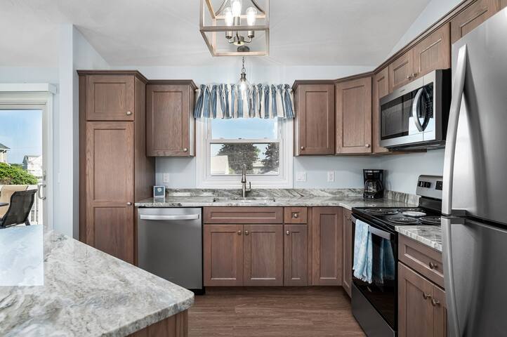 6 BR Beach Home with AC! Walking distance to Beach gallery image 3