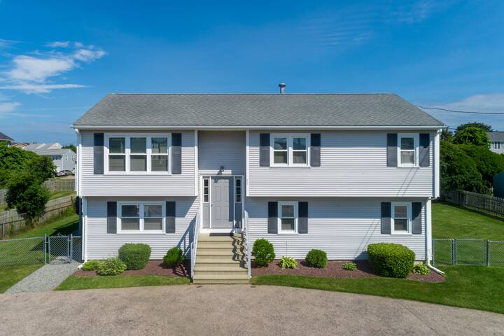 6 BR Beach Home with AC! Walking distance to Beach