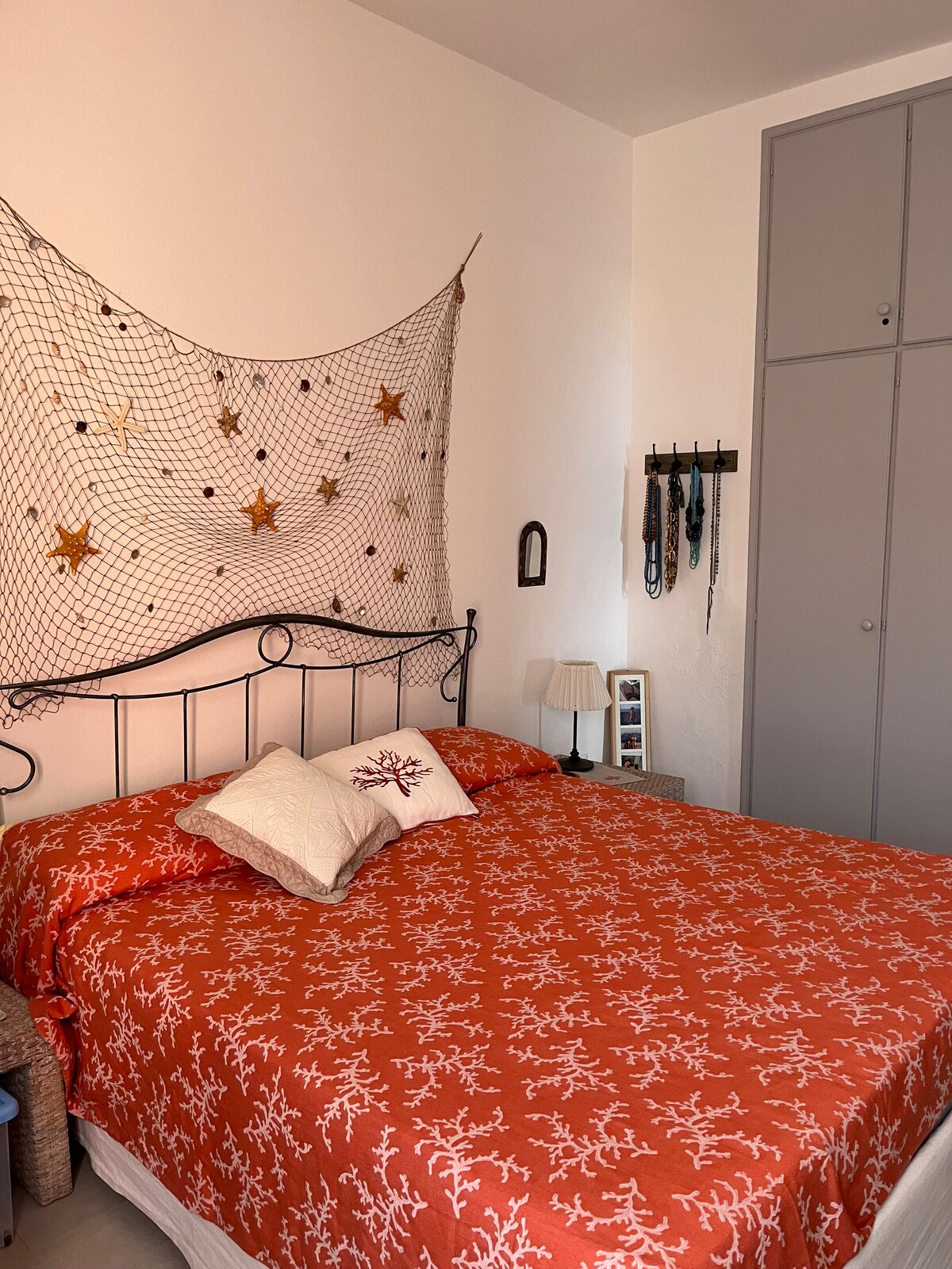 dormitorio principal doble, armario montado en la pared