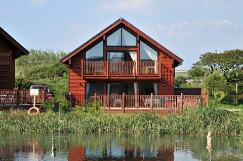 Luxury lodge with hot tub, pool table & lake view