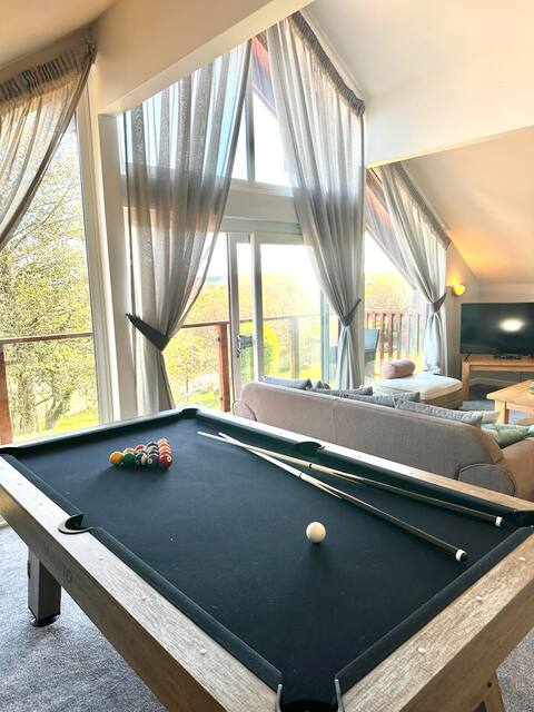 Hot Tub & pool table Lodge with lake view