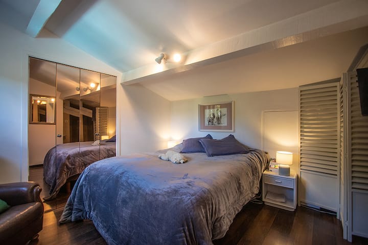 Chumba cha kulala kina bafu lake la kujitegemea .