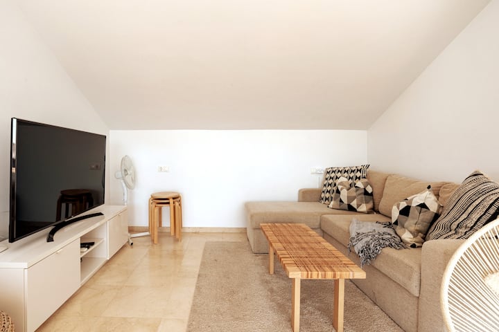 Jedna spálňa na poschodí s rozkladacou pohovkou a jednou samostatnou posteľou.