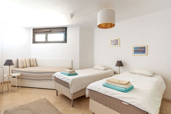 Spálňa číslo 4 má 3 samostatné lôžka. Všetky spálne majú vstavané skrine.