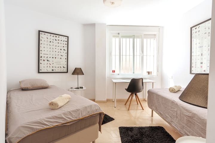 2 spálne majú 2 samostatné postele a vlastnú kúpeľňu so sprchovacím kútom