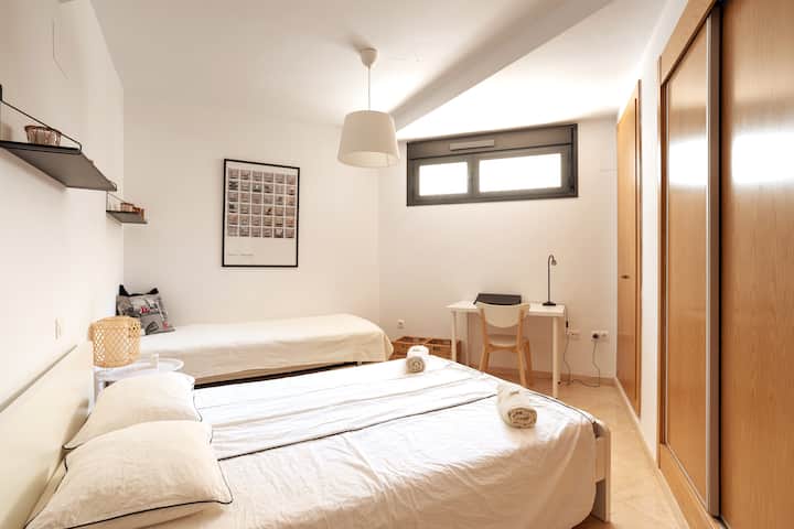 Dole sú 4 spálne. Toto je prvá spálňa vľavo, keď zostúpite po schodoch. Je tu trojštvrťová posteľ a jednolôžko.