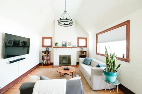 2BR Cozy, Historic Home in DT Urbana: 2 Thumbs Up