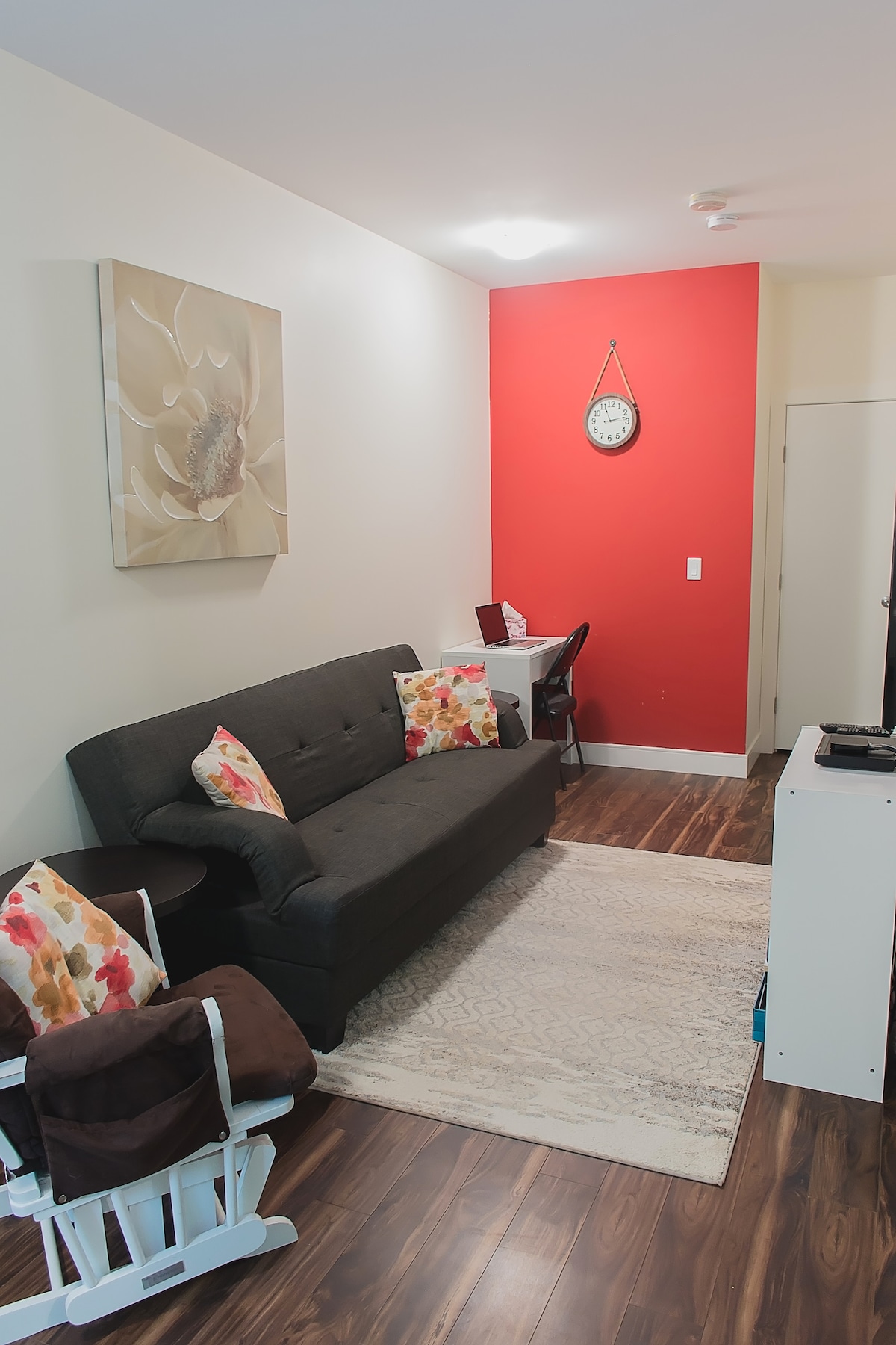 غرفة معيشة مع أريكة فوتون للسرير الثاني. 