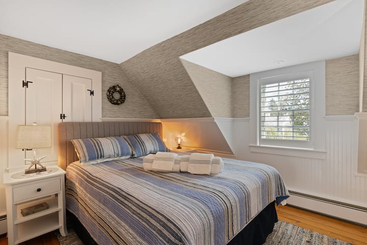 经典的二楼斗篷鳕鱼风格卧室，带狗屋宿舍，可俯瞰前院
