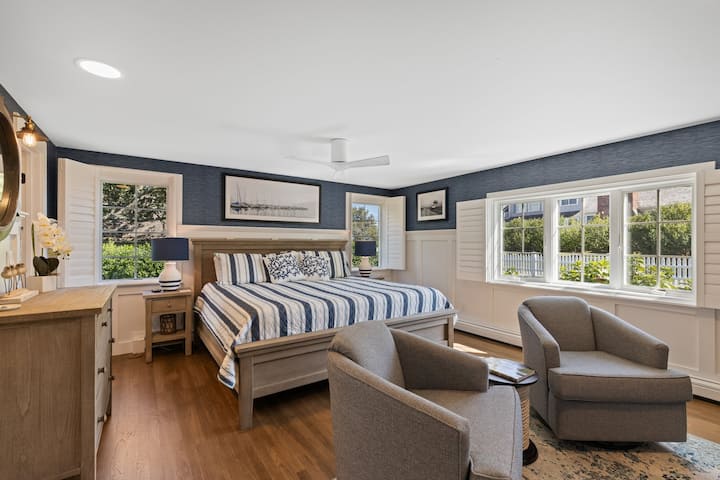 位于一楼的大型主卧室，可欣赏Claflin Landing海滩的美景