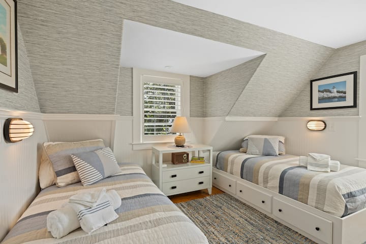 二楼双床卧室，可容纳2人，可俯瞰Chatham Seaside Links高尔夫球场