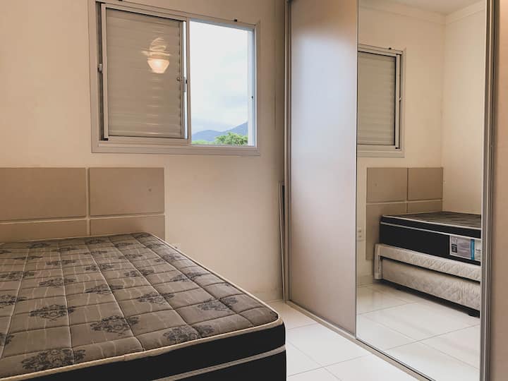 غرفة نوم 2 بسرير متحرك مريح وخزانة ملابس مدمجة