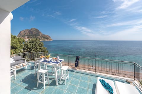 Top floor apartment with direct beach access