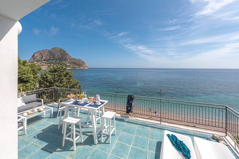 Top floor apartment with direct beach access