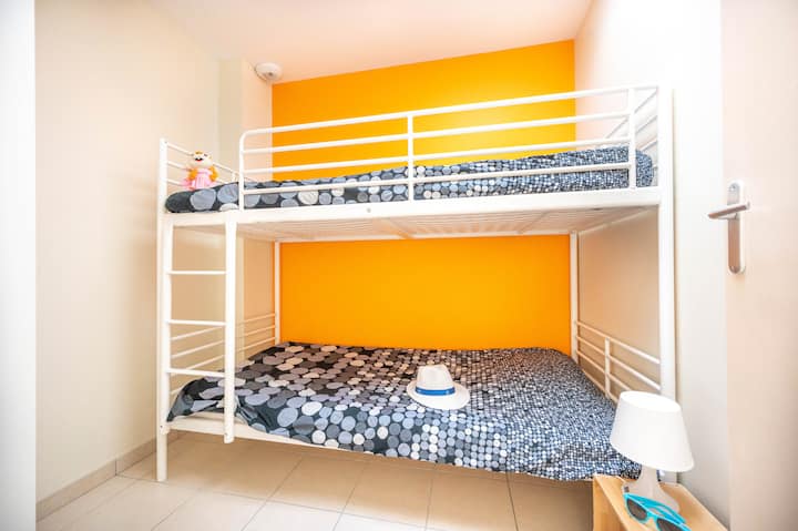 Pequeña habitación con literas