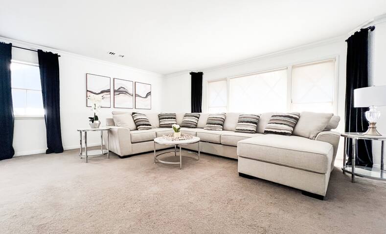 105 Modern Ranch Retreat: Pool-Games-Peaceful Yard gallery image 5