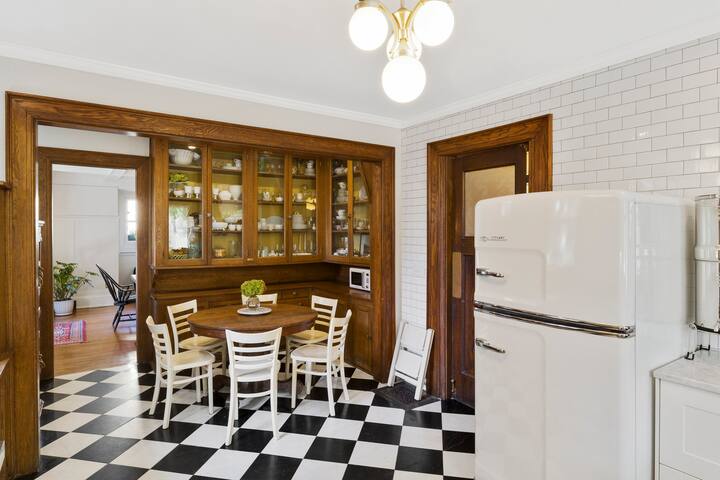 * Grand, Historic Park Ave Apt Home/ 3BR, 2.5BA * gallery image 5
