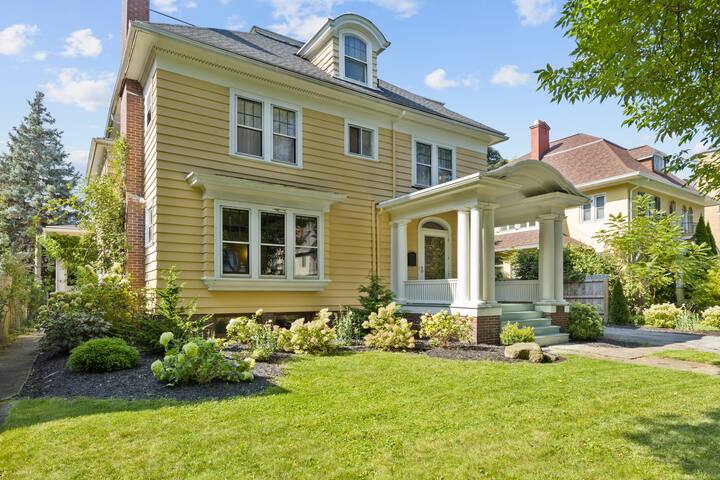 * Grand, Historic Park Ave Apt Home/ 3BR, 2.5BA * gallery image 4