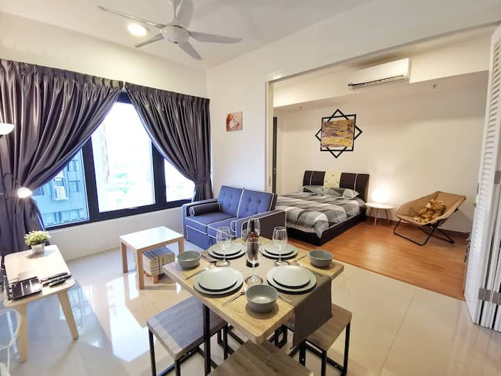 Exquisite 2 Bedroom CityView Suite3Tropicana 218 Condominiums for