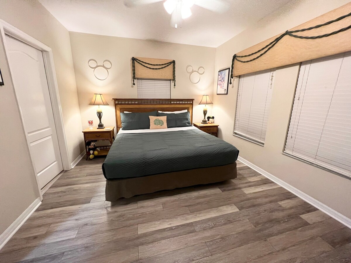 חדר שינה ראשי מיטת קינג, ממוקמת בקומה השנייה