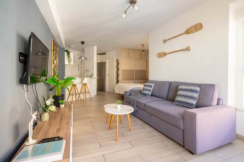 ⭐Modern Studio with Beachside Views⭐