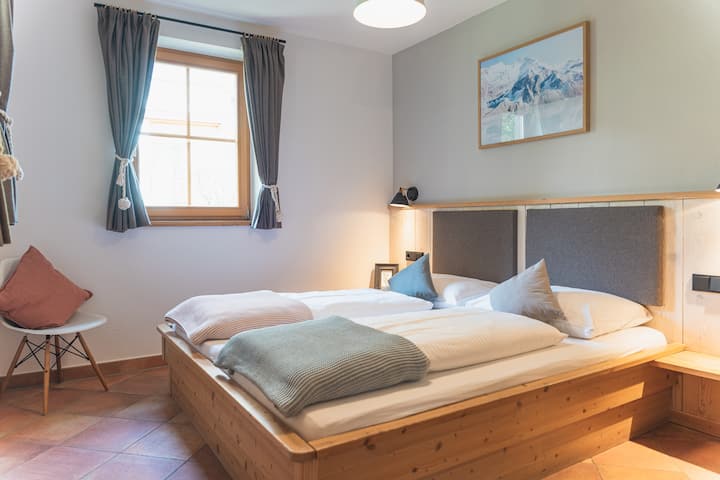 חדר שינה כפול עם מיטת קינג סייז