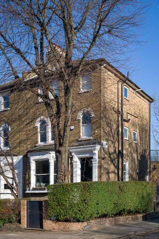 Stunning 5 bedroom Victorian, sleeps up to 15 gallery image 4