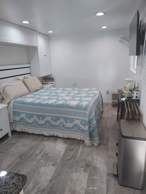 Private Small Apt with parking spot.