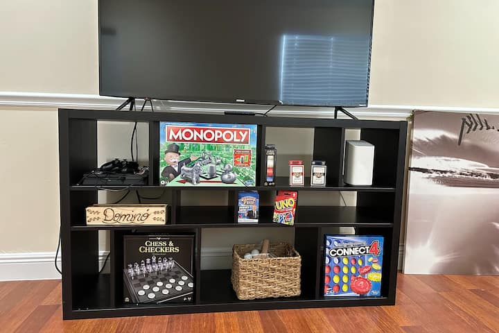 Zahrajte si stanicu 4, pokerové karty a žetóny, karty Uno, rodinný spor, kubánske dominoes (Domino stôl na terase), šach, dáma, ping pong a pripojenie 4 