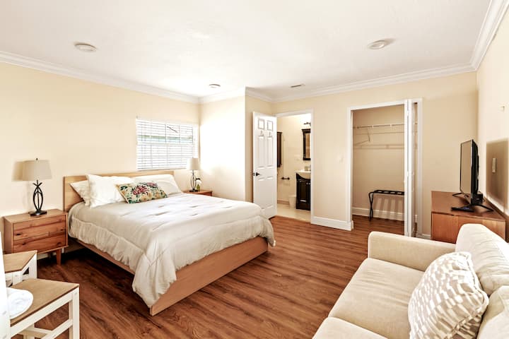 Hlavná spálňa s manželskou posteľou, šatníkom a 40-palcovou televíziou Roku s manželskou posteľou  