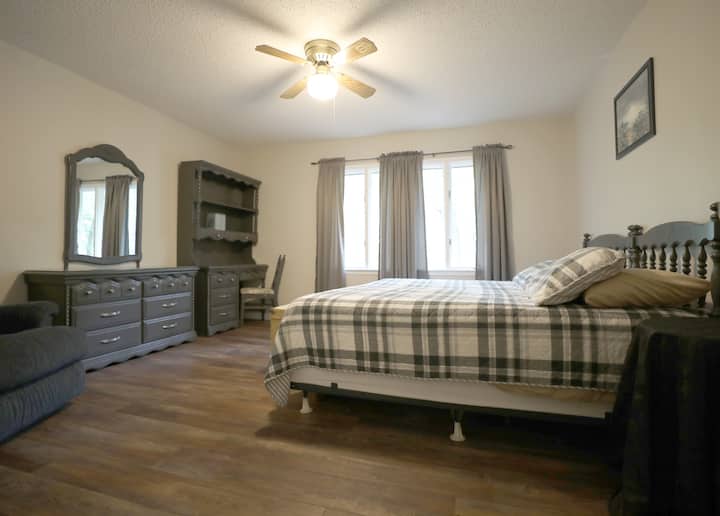 Chumba cha kulala #3 / King / Eneo la Dawati / Ghorofa ya Pili.