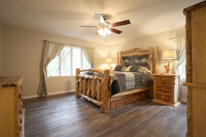 Chumba cha kulala #1 / Chumba Kikuu cha Malkia / Ghorofa ya Pili.