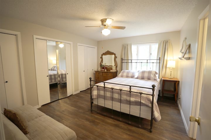 Chumba cha kulala #2 / Queen / Ghorofa ya Pili.