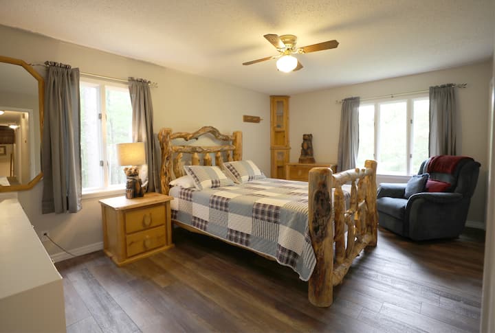 Chumba cha kulala #5 / Queen / Ghorofa ya Pili.