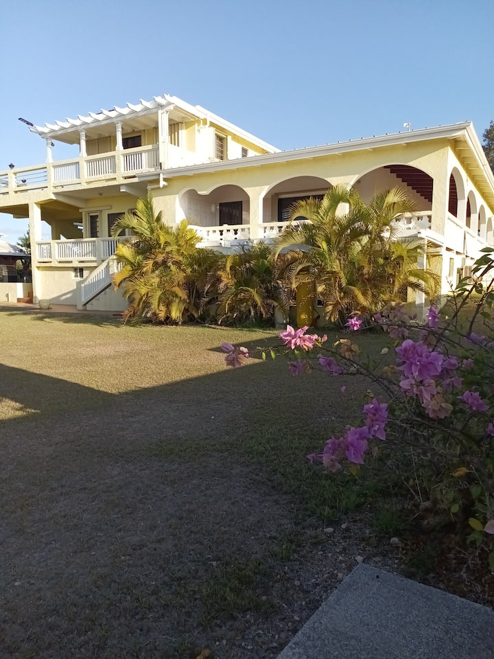 Yellow Bird Luxury Vacation Rental website image