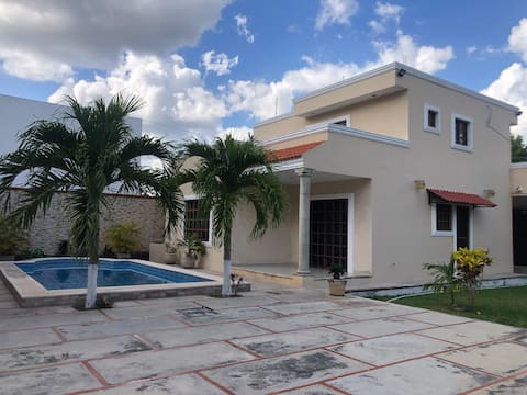 Gated house with garden and pool Mérida