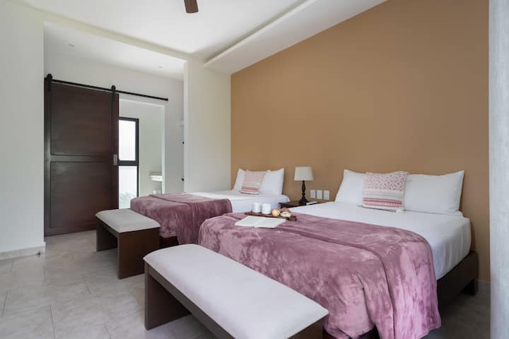 Dormitorio 4 en la planta superior
2 camas de tamaño completo, aire acondicionado, ventilador de techo, baño completo, sábanas, cortinas opacas, terraza con columpio y vistas a la piscina