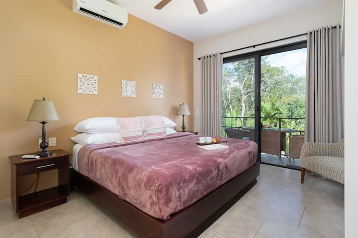 Dormitorio #3 Arriba 
Cama tamaño king, aire acondicionado, ventilador de techo, baño completo Jack & Jill, sábanas, cortinas opacas, terraza amueblada con vistas a la piscina