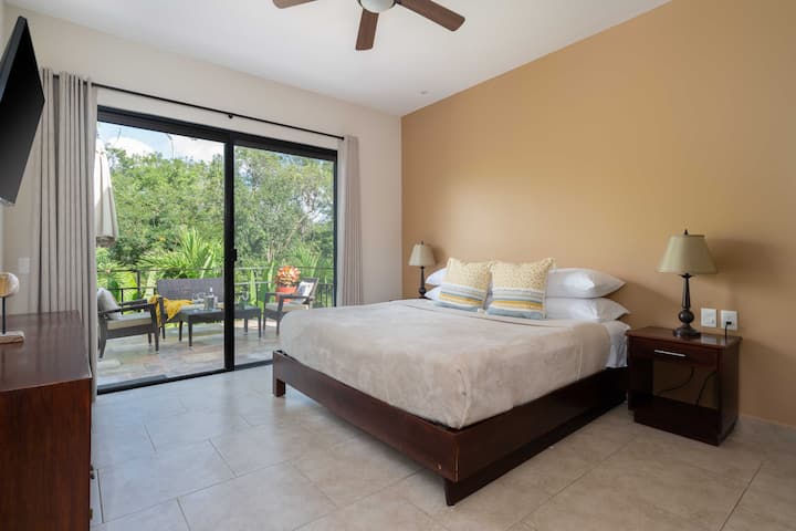 Dormitorio #2 Arriba 
Cama tamaño king, aire acondicionado, ventilador de techo, baño completo Jack y Jill, sábanas, cortinas opacas, TV y terraza amueblada