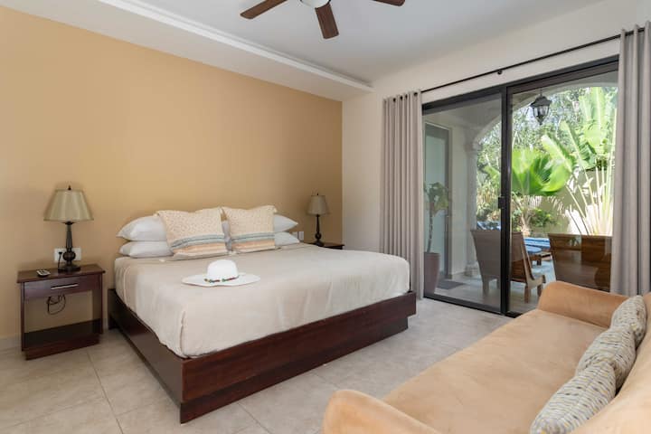 Dormitorio #1 en la planta baja 
Cama tamaño king, aire acondicionado, ventilador de techo, baño completo, sábanas, cortinas opacas, vista a la piscina