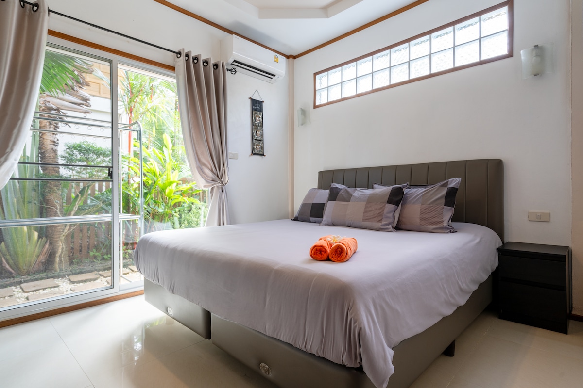 Spavaća soba (bračni krevet) na prvom katu, s klima-uređajem i ormarom.