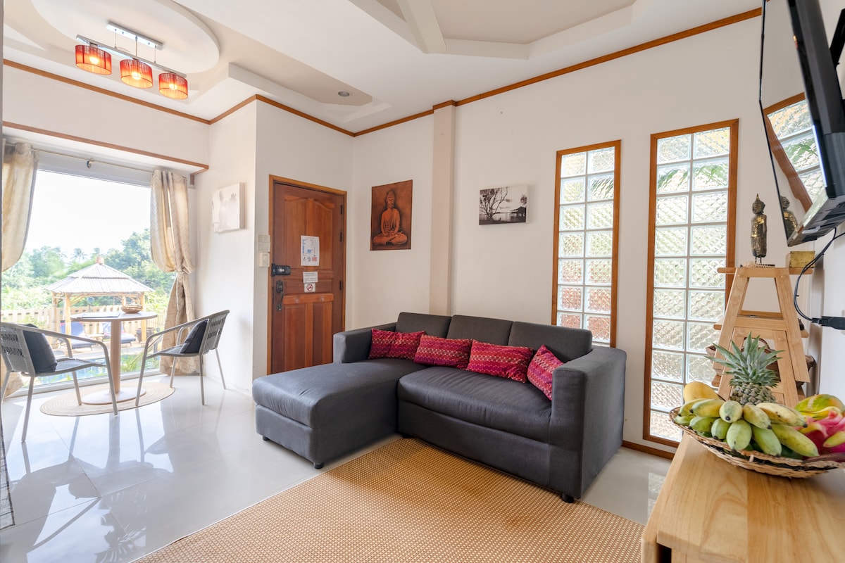 Život na 1. katu s predivnim pogledom na vrt s bazenom