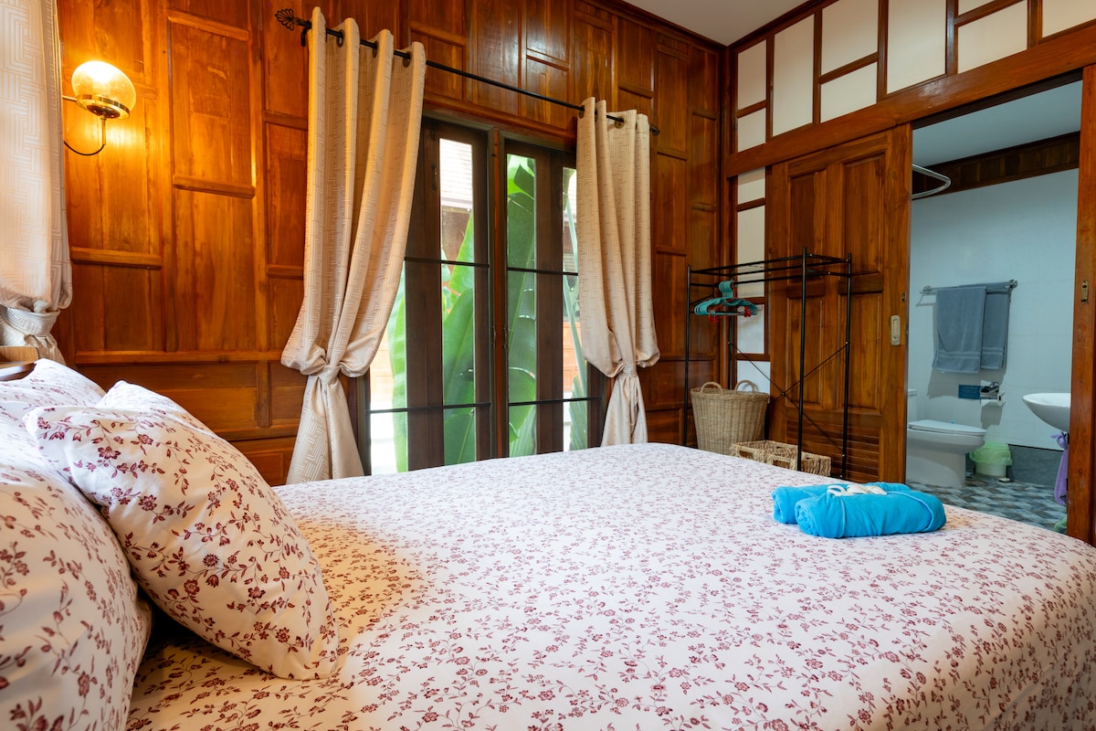 Kupaonica je povezana s jednom spavaćom sobom na 2. katu.